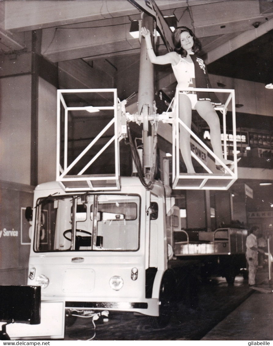 Photo De Presse - Septembre 1968 - London - Mannequin Presentant Un Elevateur A La Foire De Earls Court - Other & Unclassified