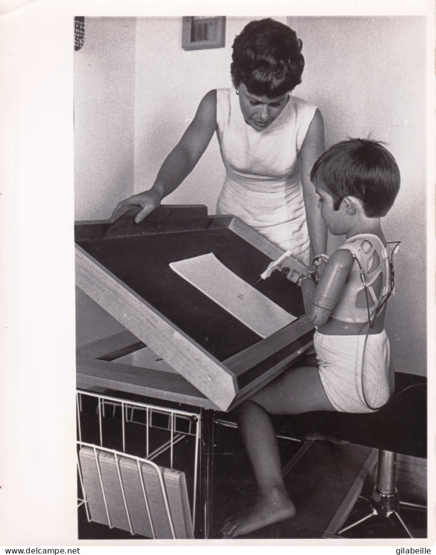 Photo De Presse -aout 1968 - Stockholm - Ann Erikson Enfant Handicapée Apparaillée De Bras Artificiels - Altri & Non Classificati