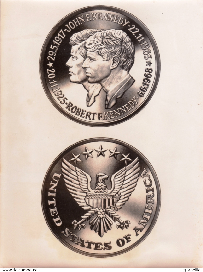 Photo De Presse -07/ 1968 - Photo D'une Medaille A La Mémoire Des Freres KENNEDY - Other & Unclassified