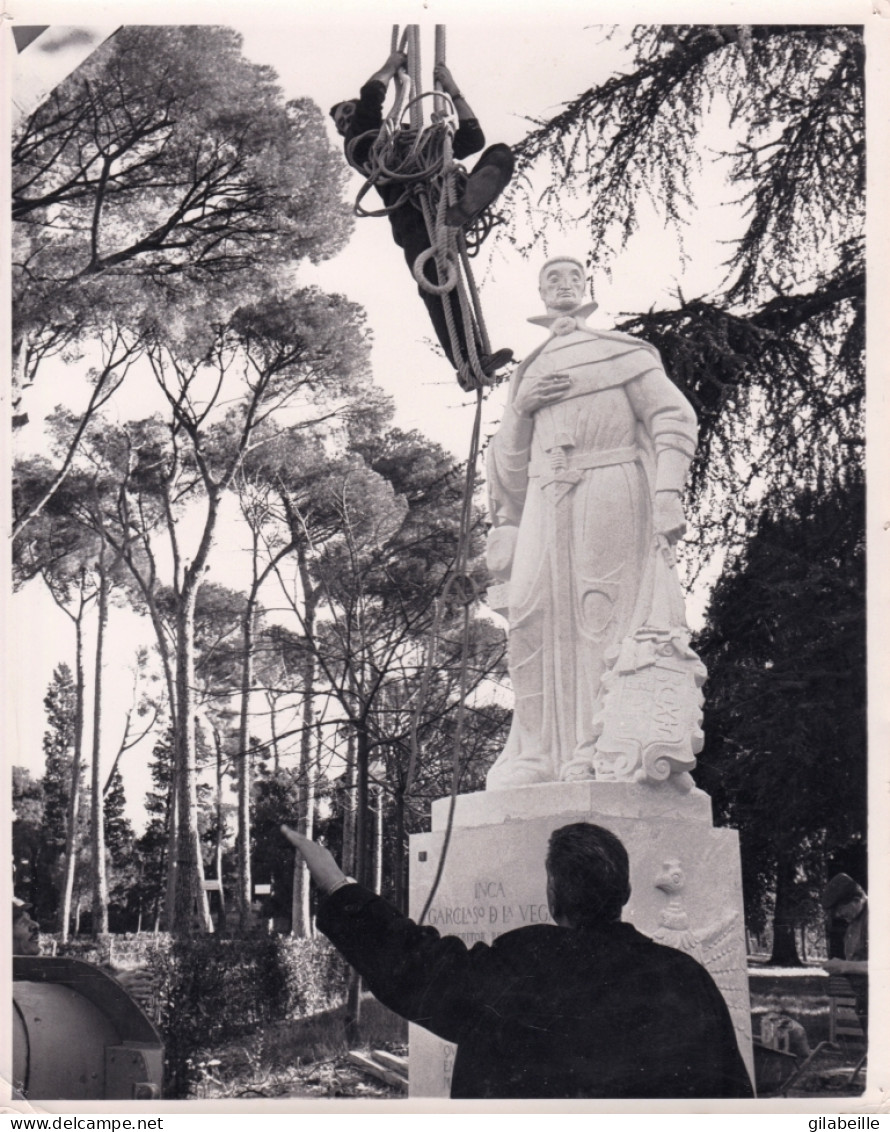 Photo De Presse -12/ 1967 - ROMa - Installation De La Statue De L'Inca Garcilaso De La Vega - Jardin Borghese - Altri & Non Classificati