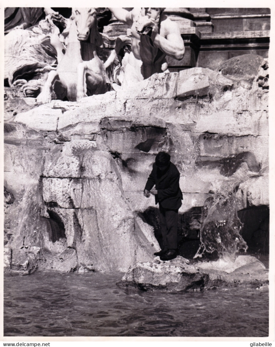 Photo De Presse -03/ 1968- ROMA - Fontaine De Trevise - Jeune Garcon Essayant D 'attraper Les Pieces Avec Un Aimant - Altri & Non Classificati