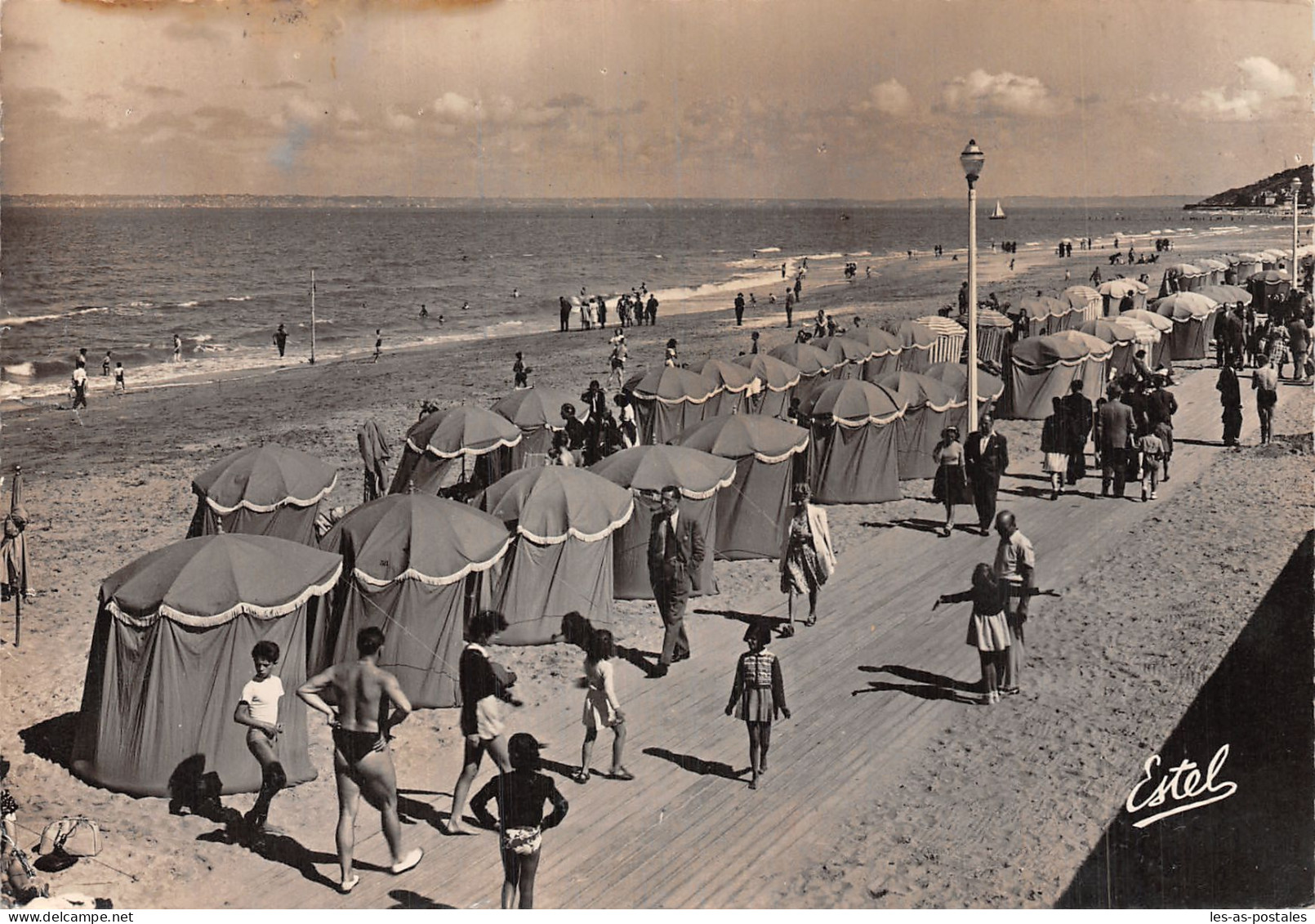 14 DEAUVILLE LES PLANCHES - Deauville