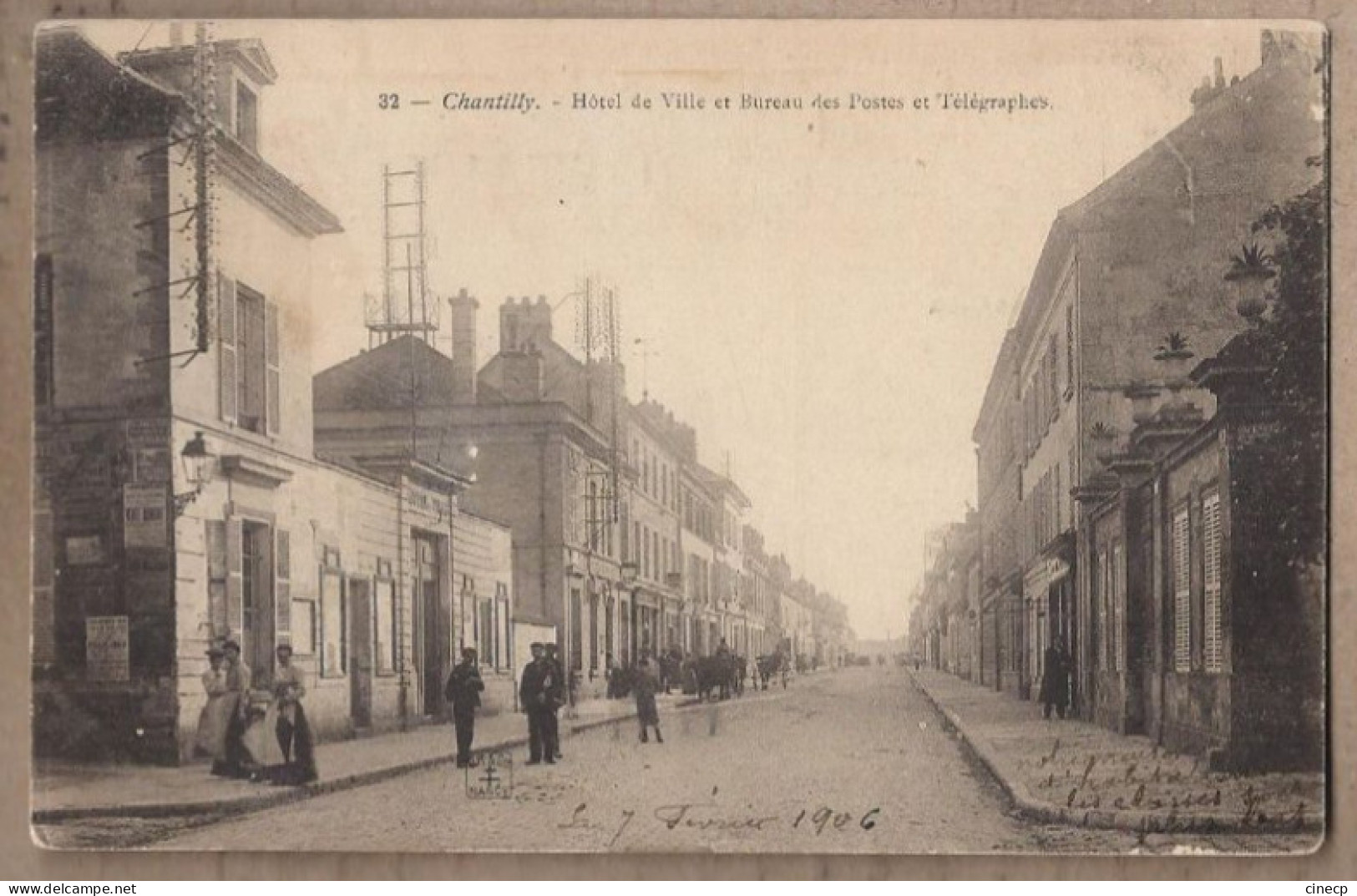 CPA 60 - CHANTILLY - Hôtel De Ville Et Bureau Des Postes Et Télégraphes - TB PLAN ANIMATION Dans La Rue TB Verso 1906 - Chantilly