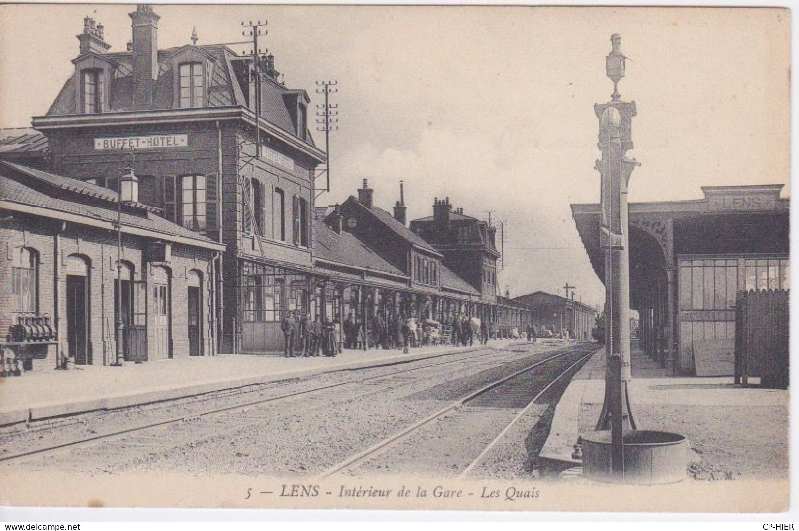 62 - LENS - LES QUAIS DE LA GARE - SANS TRAIN - VOIES DU CHEMIN DE FER - BUFFET HOTEL - Lens