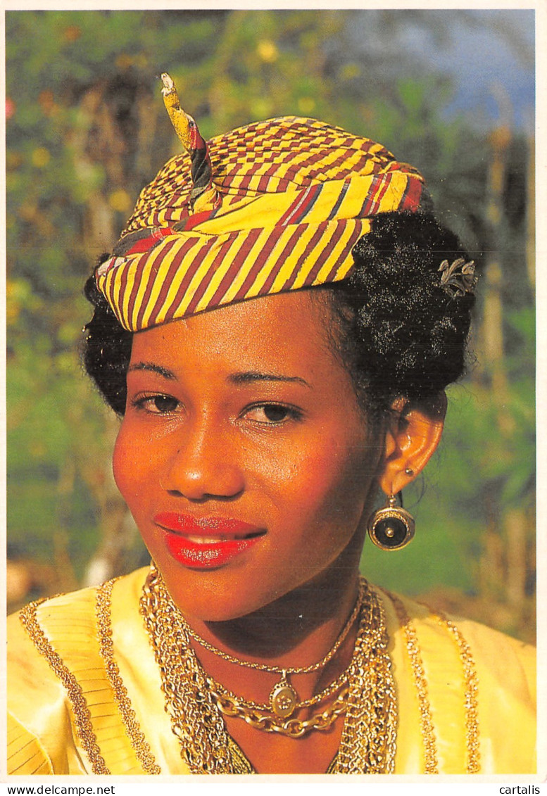 972-MARTINIQUE FOLKLORE COSTUME-N° 4447-B/0215 - Otros & Sin Clasificación