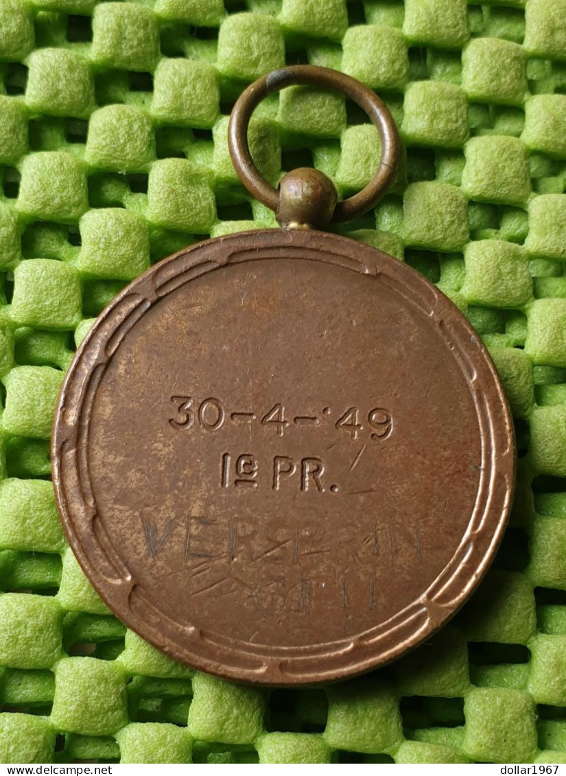Medaile :   1e. Pr. Verspringen 30-4-1949  / Salto Lungo /  Long Jump / -  Original Foto  !!  Medallion  Dutch - Gymnastik