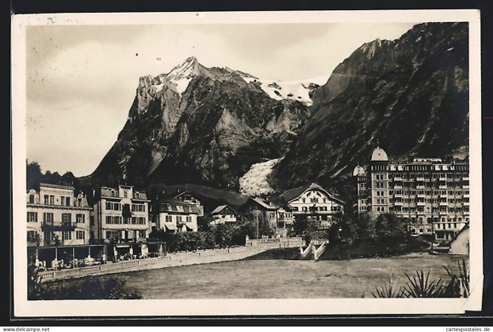 AK Grindelwald, Ortspartie Mit Bergen  - Grindelwald