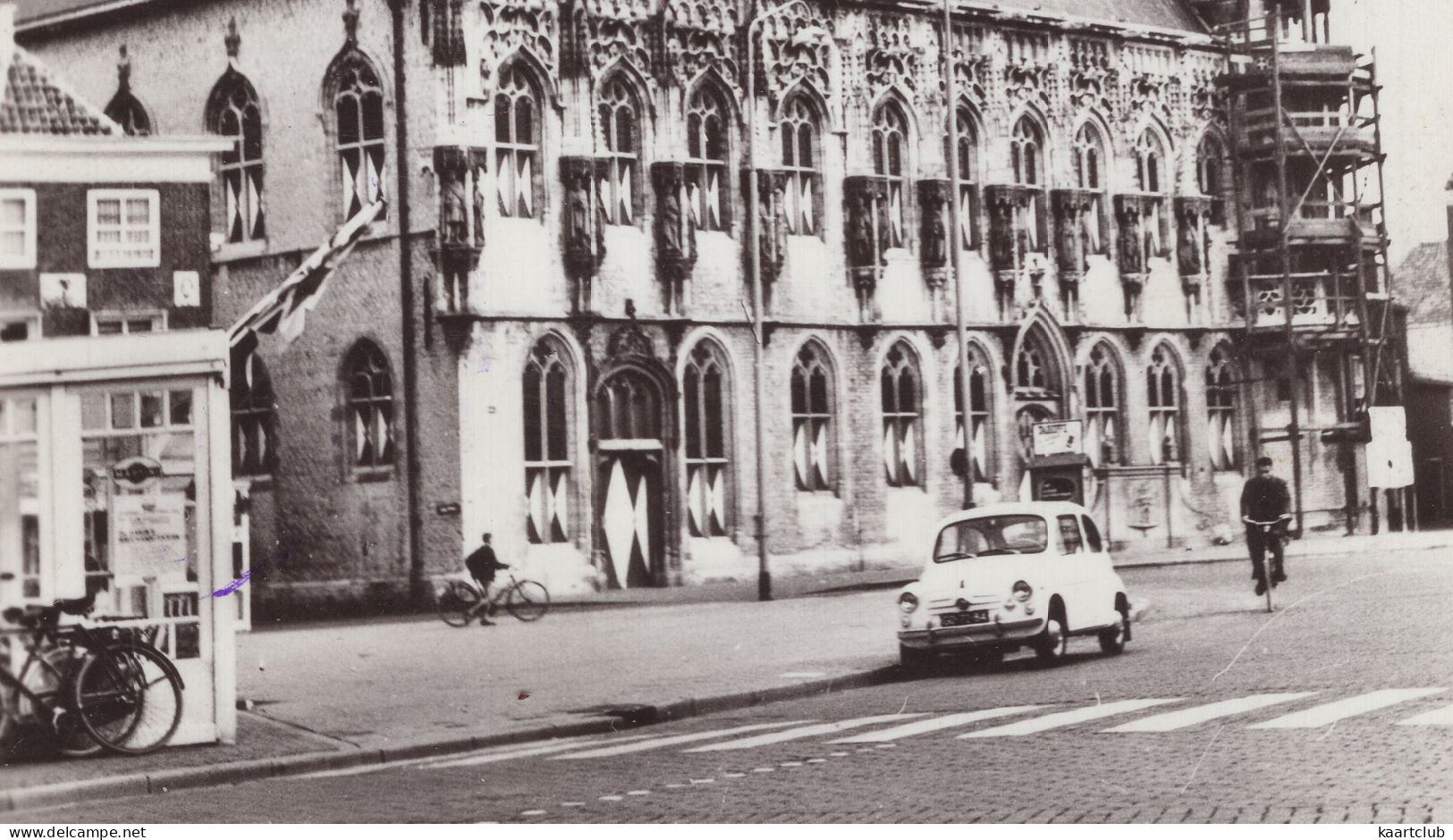 Middelburg: FIAT 600, BICYCLES/FIETSEN - Stadhuis - (Nederland/Holland) - 1965 - Toerisme