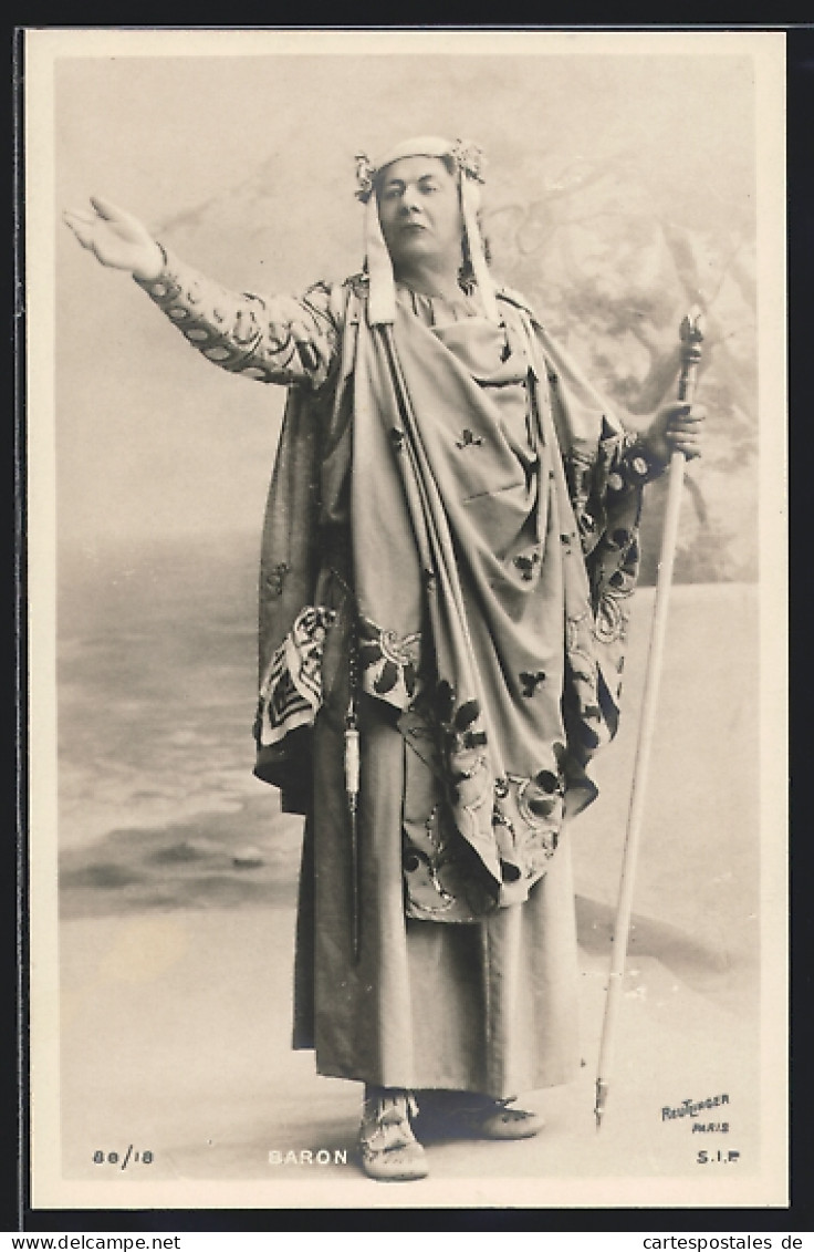 Foto-AK Atelier Reutlinger, Paris: Schauspieler Im Kostüm Einer Theaterrolle, Baron  - Fotografie