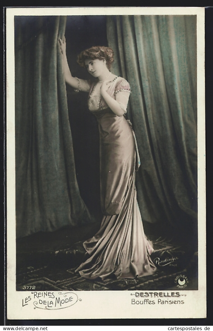 Foto-AK Atelier Reutlinger, Paris: Destrelles, Bouffes Parisiens, Hübsche Frau Im Eleganten Langen Kleid Mit Kette  - Fotografie