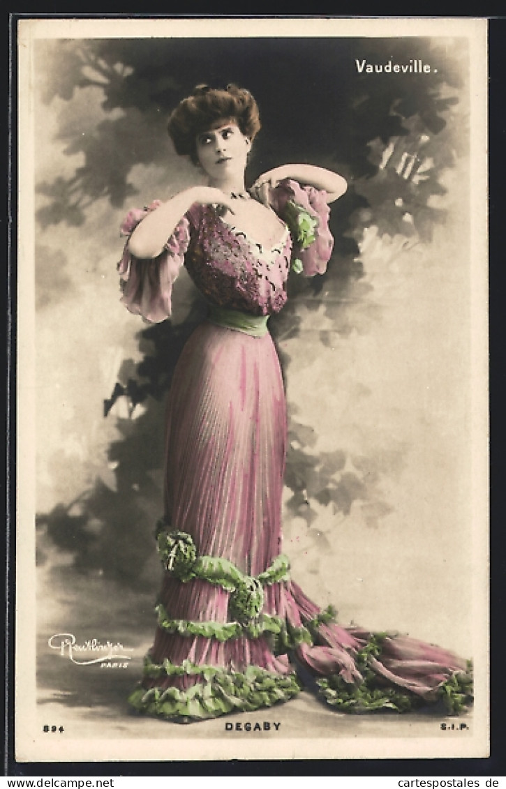 Foto-AK Atelier Reutlinger, Paris: Vaudeville, Degaby, Hübsche Frau Mit Schmaler Taille Und Ausgefallenen Kleid  - Photographs