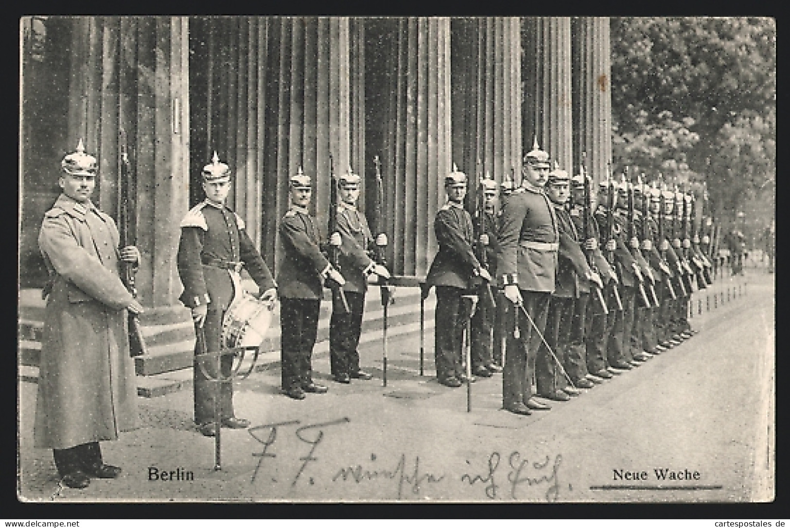 AK Berlin, Neue Wache, Soldaten-Aufstellung  - Mitte