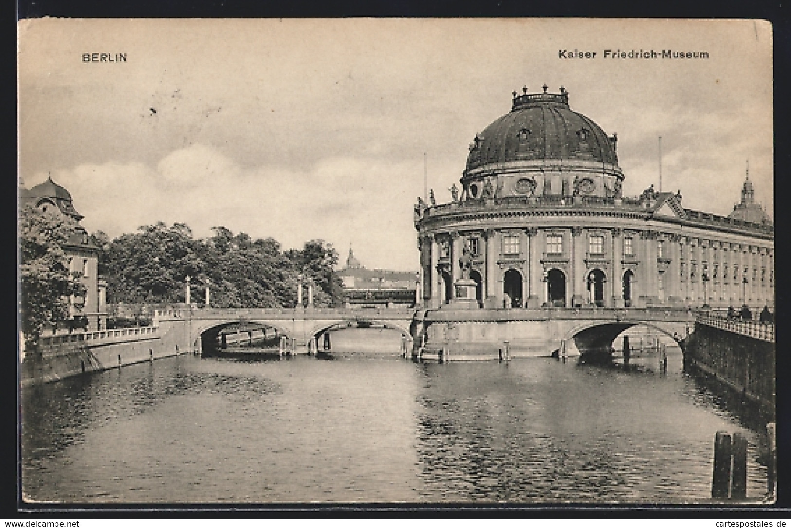 AK Berlin, Flusspartie Am Kaiser Friedrich-Museum  - Mitte