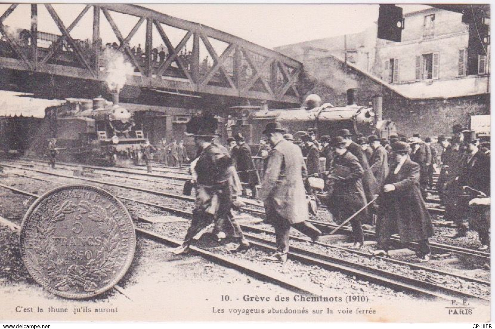 GREVE DES CHEMINOTS 1910 - LES VOYAGEURS ABANDONNES SUR LA VOIE DU CHEMIN DE FER - Trains