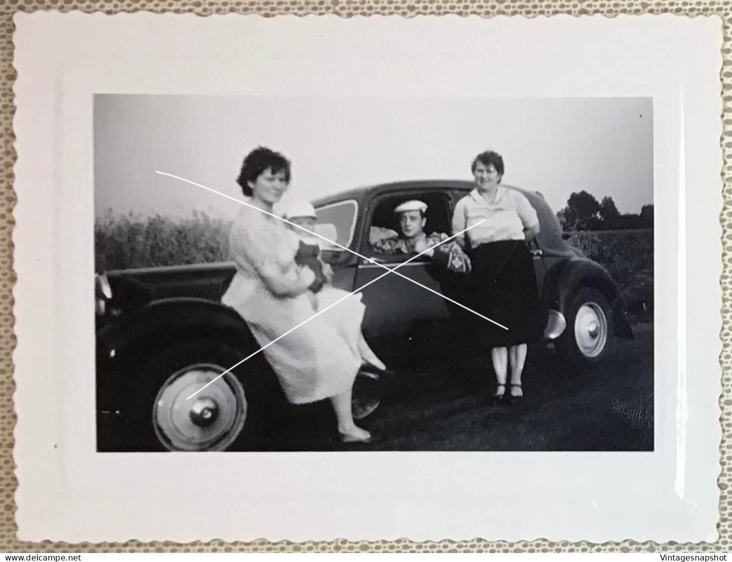 Portrait Defamille Avec La Citroen Traction Avant Photo Snapshot Vers 1940-1950 - Automobile
