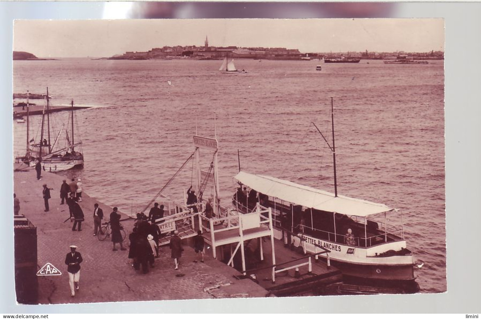 35 - DINARD - L'EMBARCADERE DES VEDETTES BLANCHES ET VUE SUR SAINT-MALO -  - Dinard