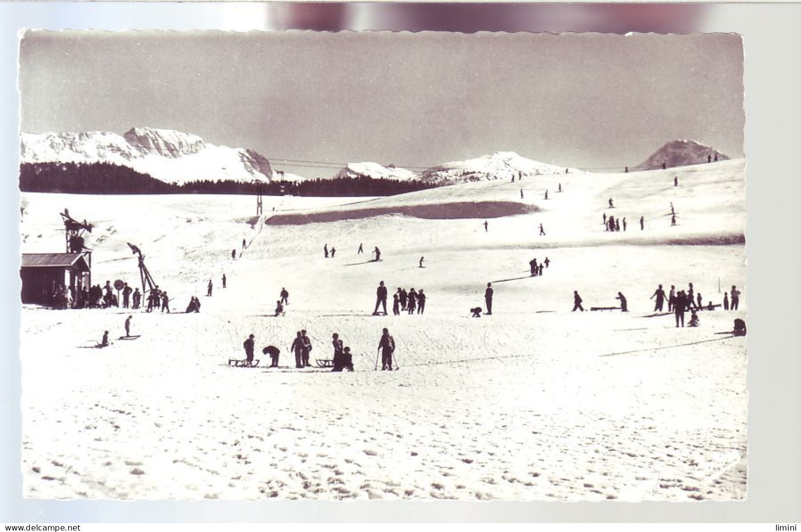 38 - VILLARD-de-LANS - EN HIVER, LA PISTE DES BAINS - A DROITE LA MOUCHEROLLE - ANIMÉE -  - Villard-de-Lans