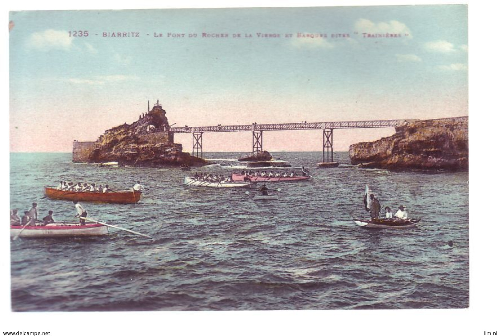 64 - BIARRITZ - LE PONT DU ROCHER DE LA VIERGE ET BARQUES DITES ""TRAINIERES"" - ANIMÉE - COLORISÉE -  - Biarritz