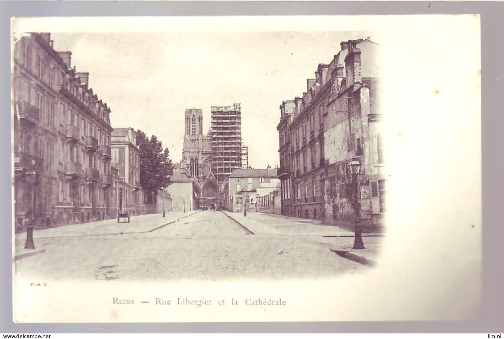 51 - REIMS - RUE LIBERGIER ET LA CATHÉDRALE - ANIMÉE -  - Reims