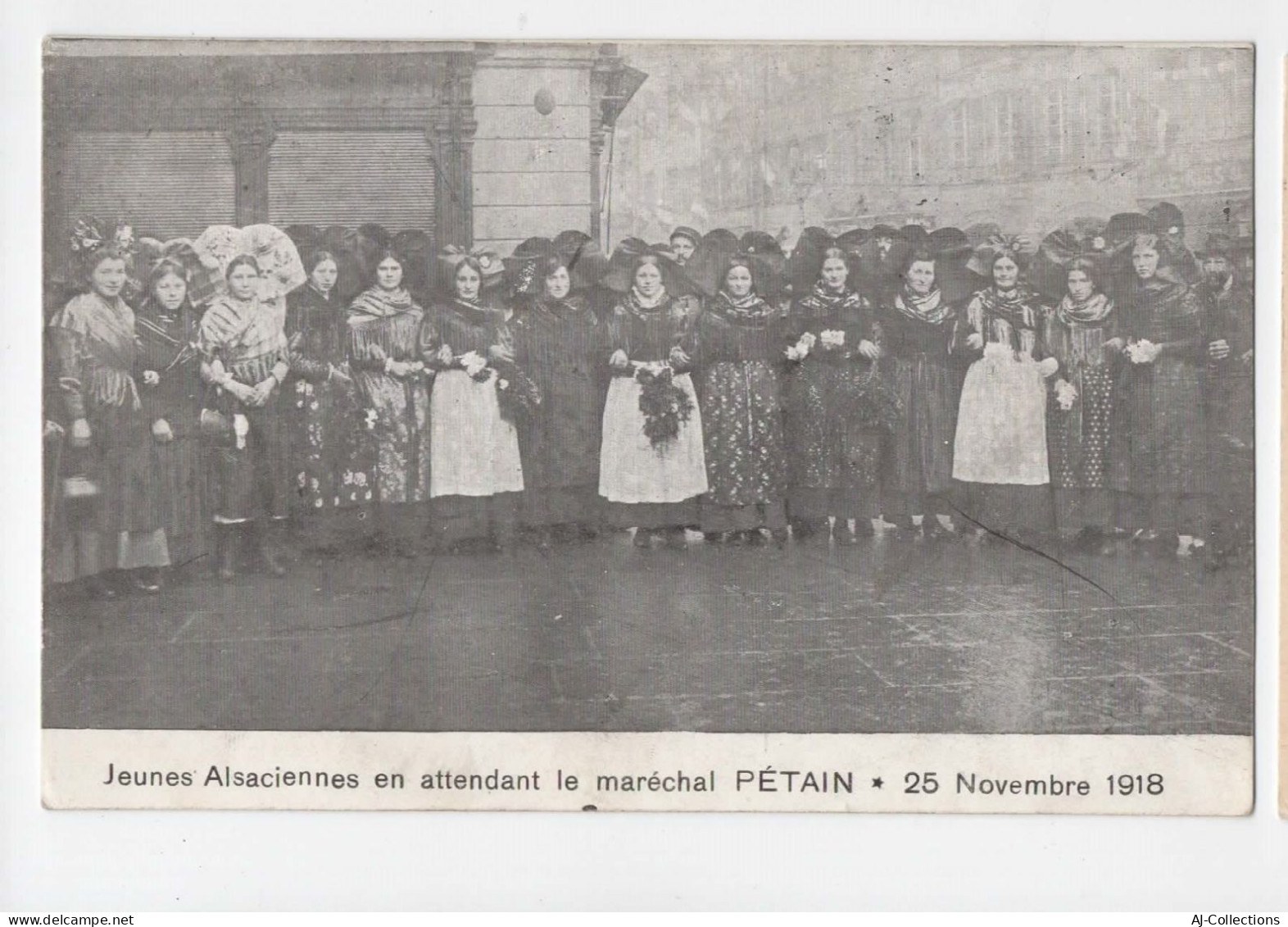 AJC - Jeunes Alsaciennes En Attendant Le Marchal Petain Le 25 Novembre 1918 - Strasbourg