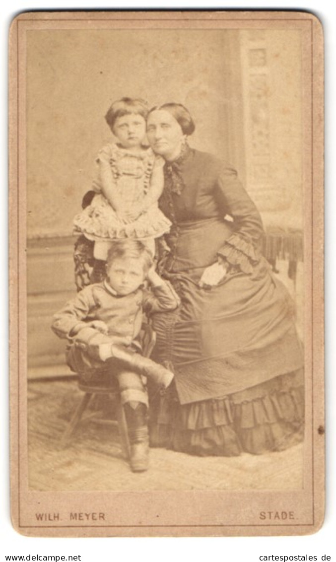 Fotografie Wilh. Meyer, Stade, Schifferthorsvorstadt, Mutter Mit Zwei Kindern  - Anonyme Personen