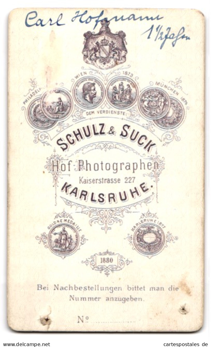 Fotografie Schulz & Suck, Karlsruhe, Kaiserstrasse 227, Niedliches Kind Mit Stock Und Lederstiefeln  - Anonyme Personen