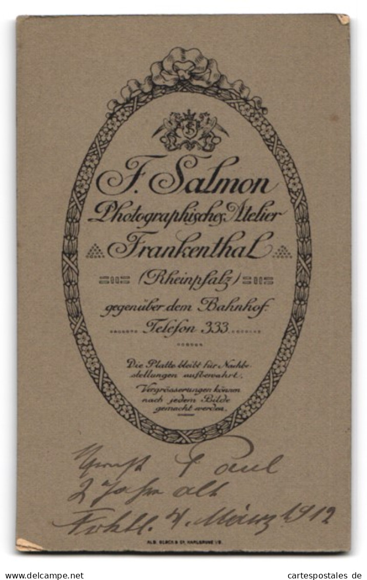 Fotografie F. Salmon, Frankenthal, Kind Mit Mantel Und Lederstiefeln  - Anonyme Personen