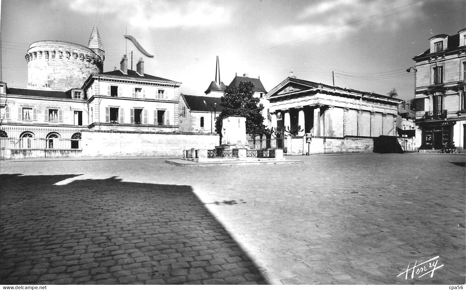 SAUMUR - Place Du TEMPLE - N°2646 Henry éd. - Saumur