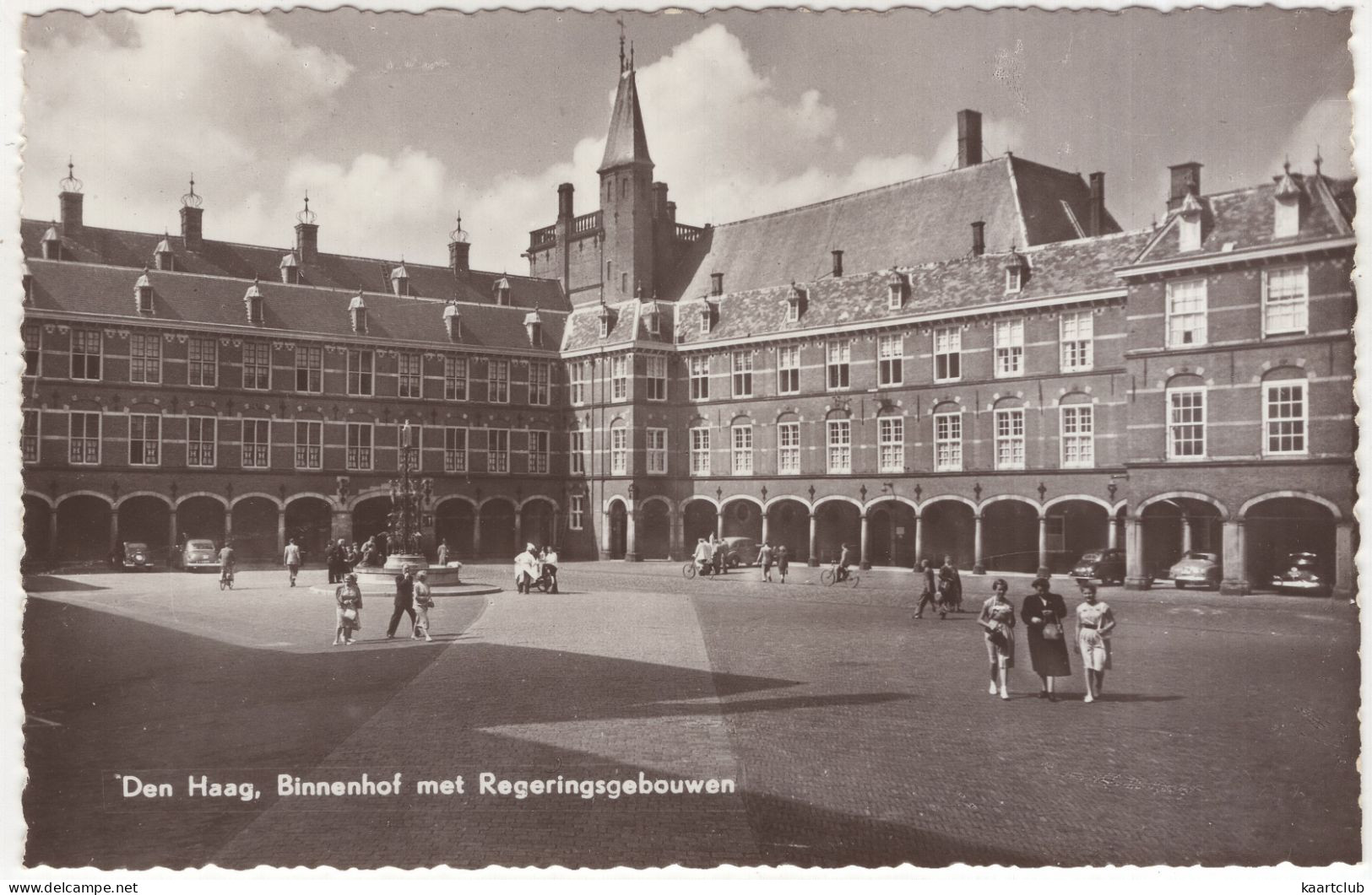 Den Haag: OLDTIMER AUTO'S / CARS & BICYCLES / FIETSEN - Binnenhof Met Regeringsgebouwen - (Holland) - PKW