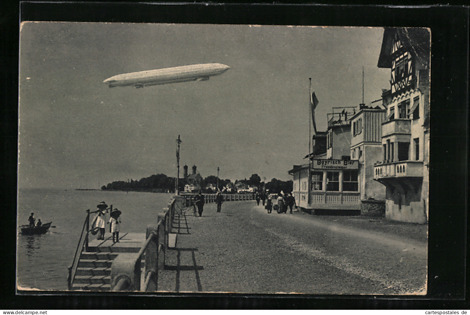 AK Friedrichshafen A. B., Zeppelin über Der Uferstrasse  - Luchtschepen