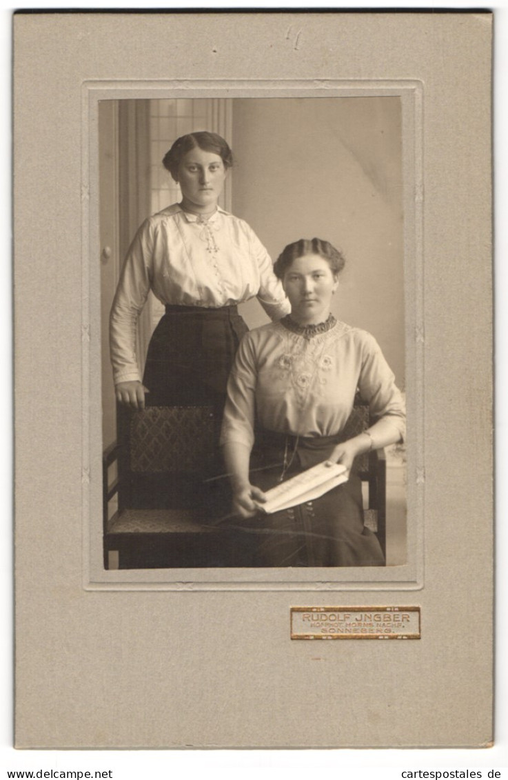 Fotografie Rudolf Ingber, Sonneberg, Zwei Junge Damen In Feiner Garderobe Mit Adrett Frisierten Haaren  - Anonymous Persons