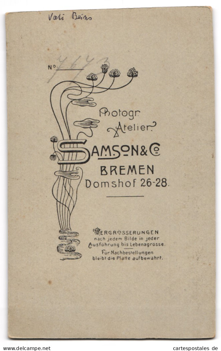 Fotografie Atelier Samson & Co., Bremen, Domshof 25 /28, Junger Mann Im Dreiteiler Mit Fliege, Melone Und Gehstock  - Personas Anónimos