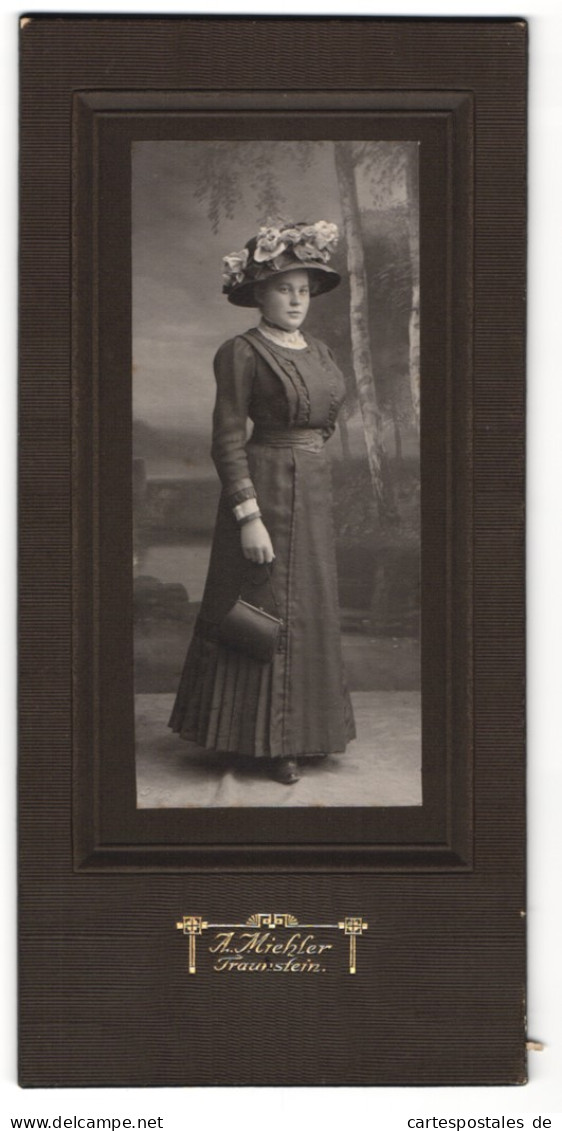 Fotografie A. Miehler, Traunstein, Junge Dame Im Taillierten Kleid Mit Handtasche Und Floral Verziertem Hut  - Anonyme Personen