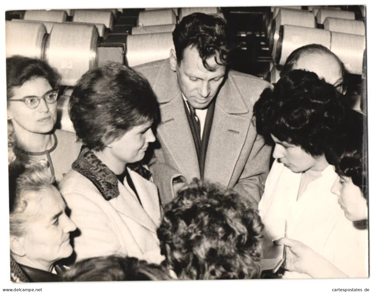 Fotografie Kosmonautin Walentina Tereschkowa Besucht Mit Lotte Ulbricht Eine Nylon-Fabrik In Wolfen 1963  - War, Military
