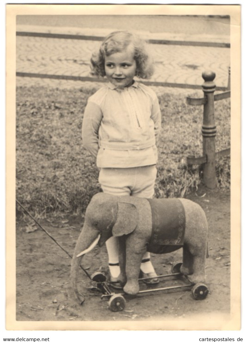 Fotografie Spielzeug, Niedliches Mädchen Nebst Stoff-Elefant Auf Rädern  - Other & Unclassified