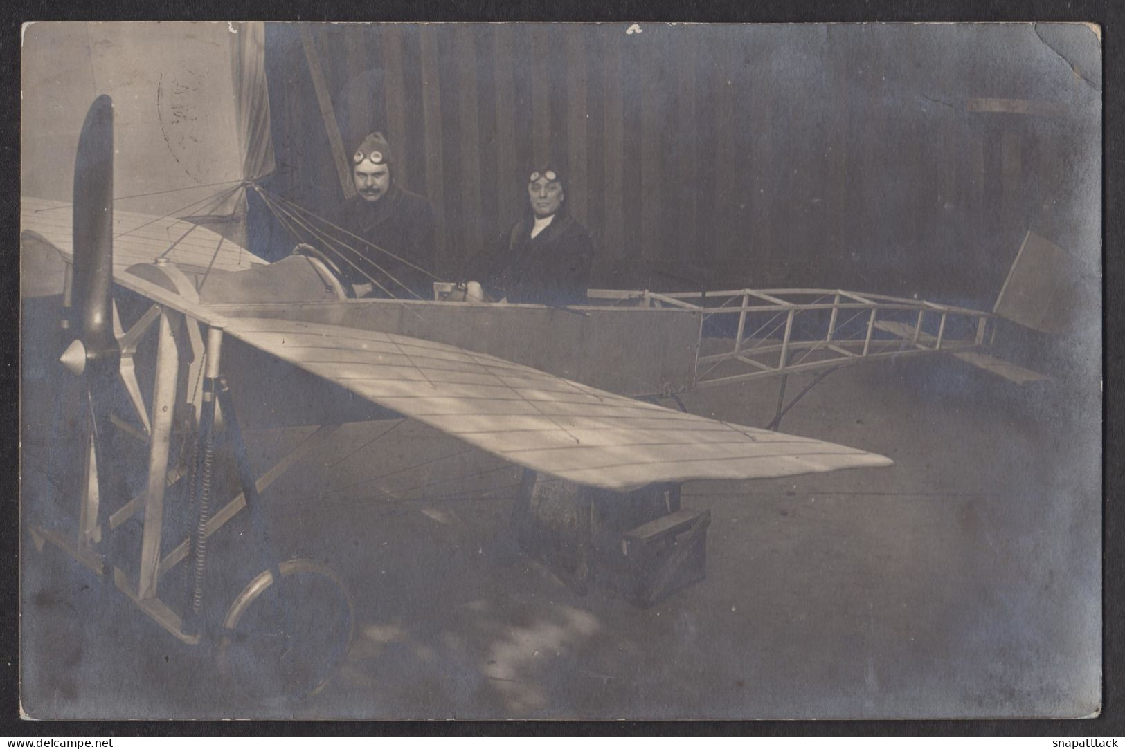 Jolie Photocarte Surréaliste, Duo Posant Dans La Réplique D'un Avion Blériot, 1912, Surréalisme 13,9 X 9 Cm - Aviation