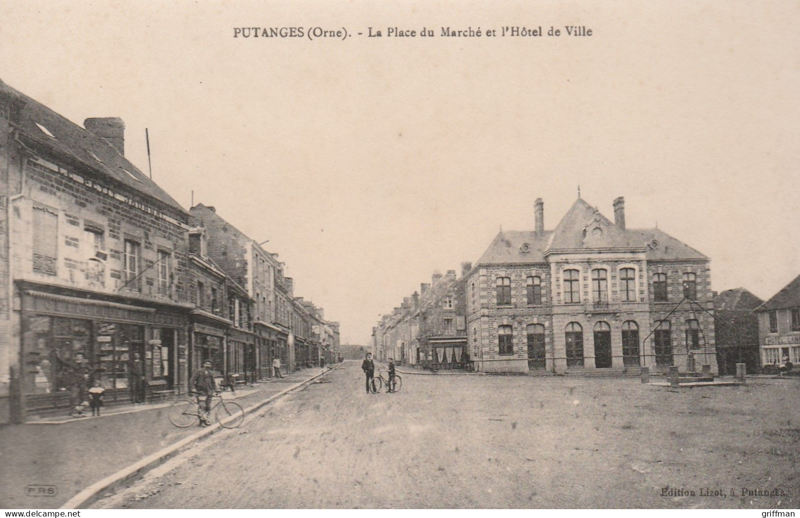 PUTANGES LA PLACE DU MARCHE ET L'HOTEL DE VILLE TBE - Putanges