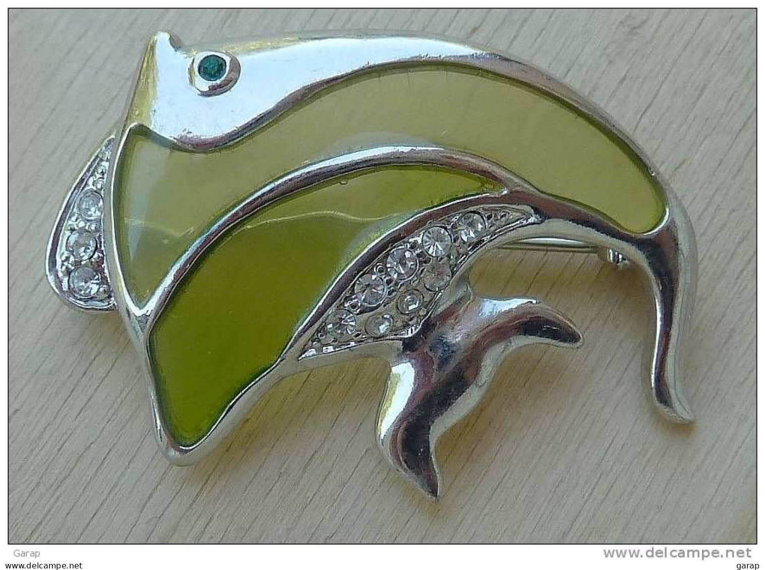 Broc-027 Broche Représentant Un Poisson Avec Transparence Verte Sur Métal Gris,oeil Vert - Altri & Non Classificati