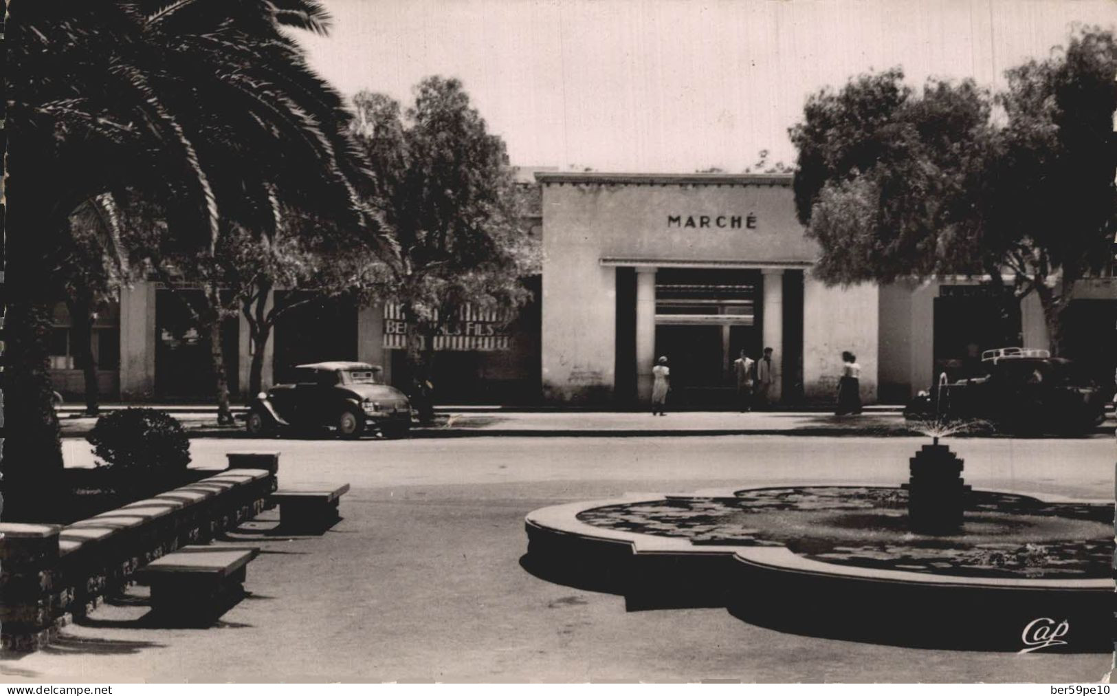 MAROC OUJDA LE MARCHE LA PLACE LE BASSIN ET SON JET D'EAU - Autres & Non Classés