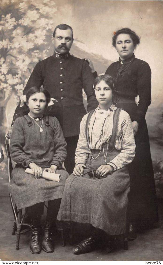 Militaria - Carte Photo - Soldat Du 117ème Régiment - Famille - Regimientos