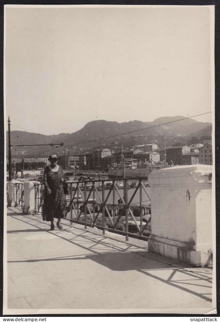 Jolie Photographie D'une Dame Marchant Près Du Port De Nice, Beau Format 10,3x15cm, Bateaux, Patrimoine - Lugares