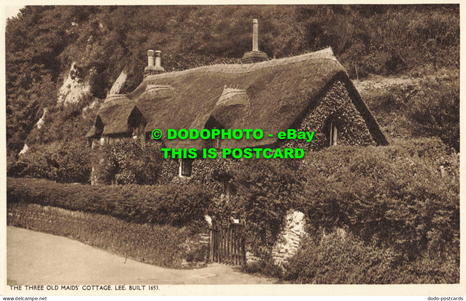 R559830 The Three Old Maids Cottage. Lee. Postcard - Monde