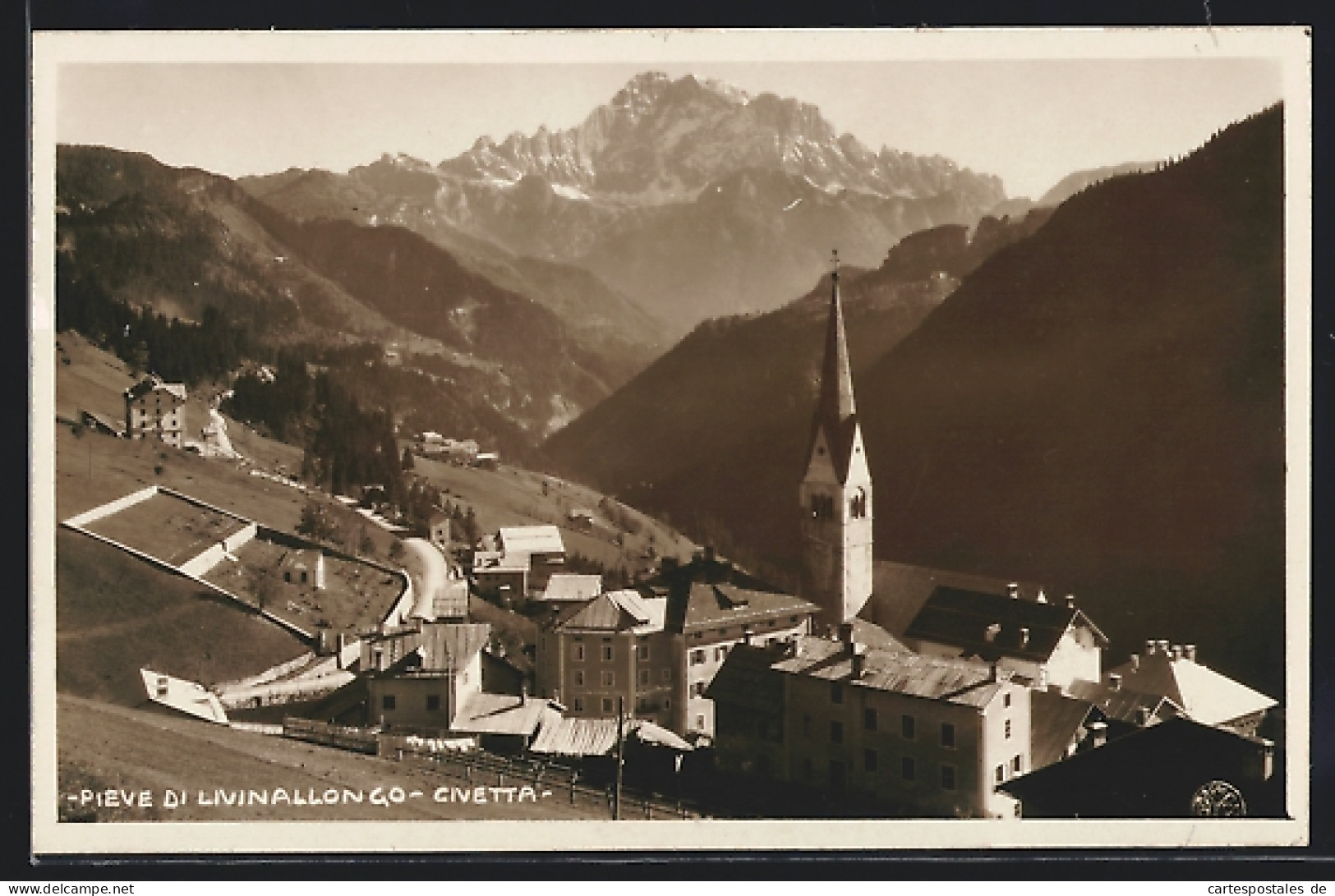 Cartolina Pieve Di Livinallongo, Civetta, Ortsansicht Gegen Die Berge  - Sonstige & Ohne Zuordnung