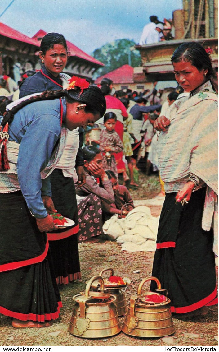 NEPAL - Typical Women Of Kathmandu Valley Preparing For Worship - Animé - Carte Postale Ancienne - Nepal