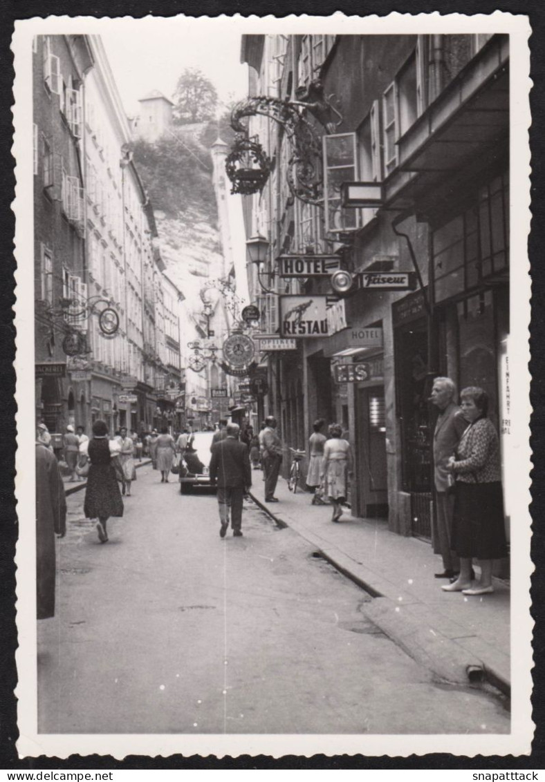 Jolie Photographie Animée Dans Une Rue De Salzburg Salzbourg Getreidegasse Années 60, 7,2 X 10,2 Cm - Orte