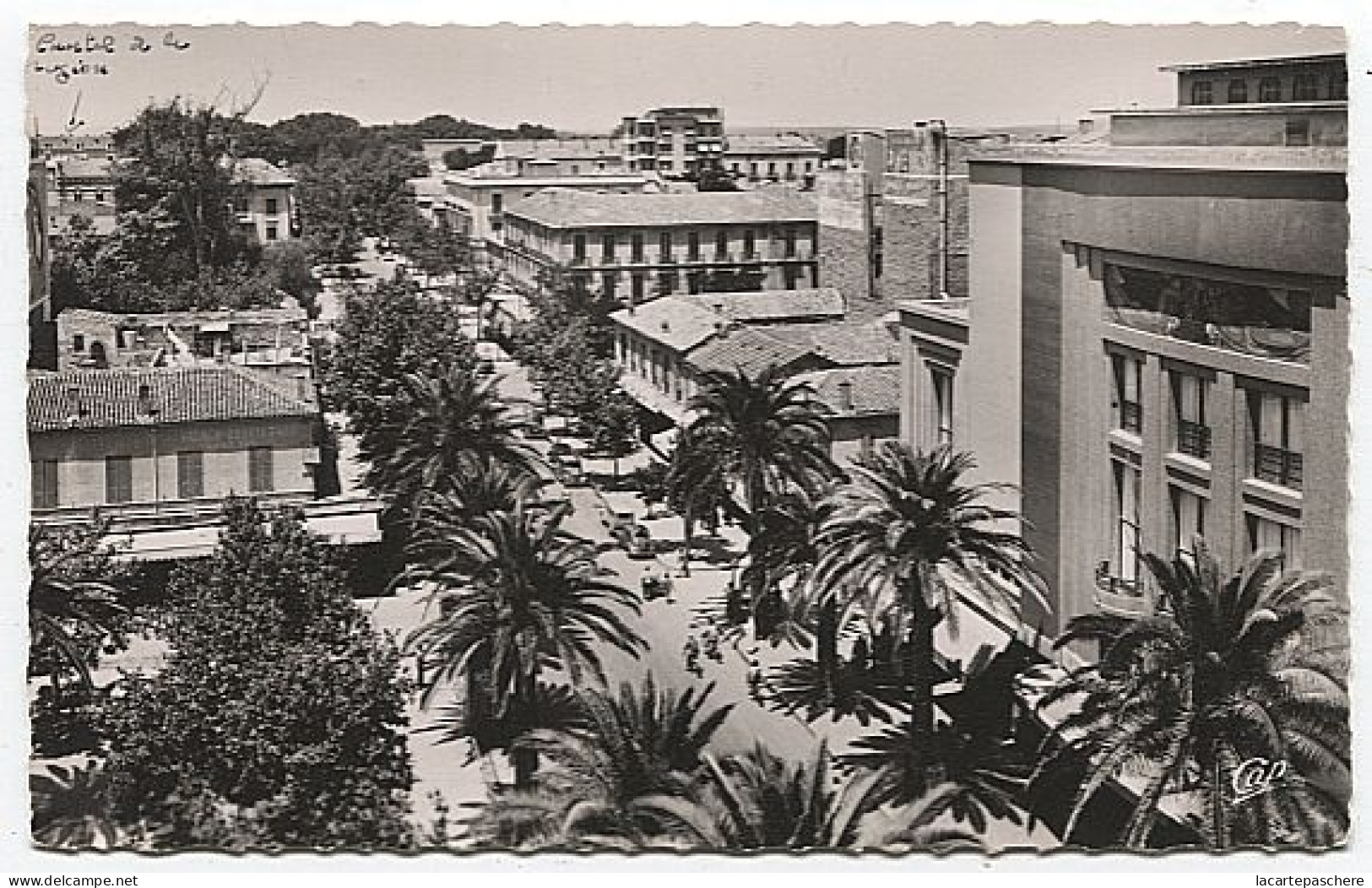 X122514 ALGERIE SIDI BEL ABBES BOULEVARD DE LA REPUBLIQUE ET LE THEATRE AVEC AU FOND CASERNE (CUARTEL) LEGION ETRANGERE - Sidi-bel-Abbes