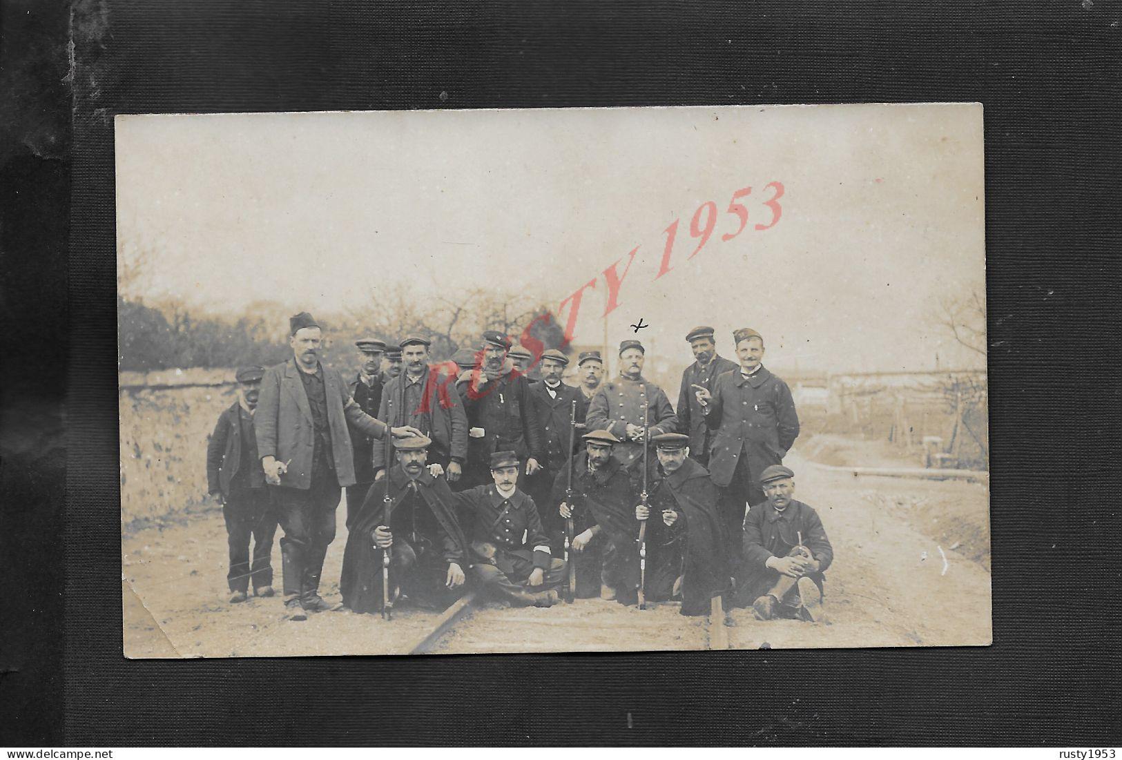 MILITARIA CARTE PHOTO MILITAIRE GROUPE DE SOLDATS AVEC FUSILS & PERSONNAGES ECRITE DE ANNET 28 EN 1915 : - War 1914-18