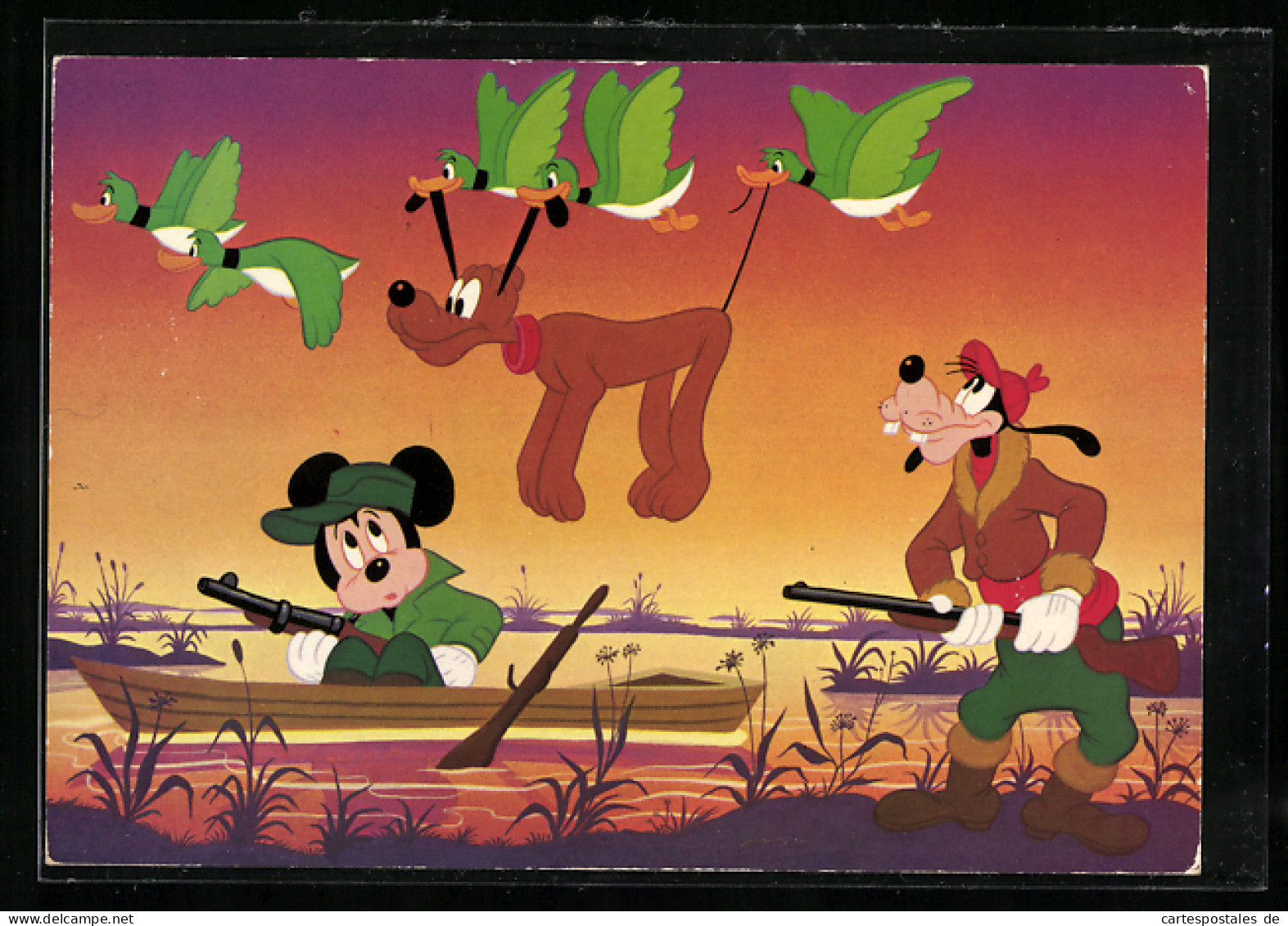 AK Micky Mouse Mit Goofy Auf Entenjagd, Pluto Wird Von Den Enten Getragen  - Comicfiguren