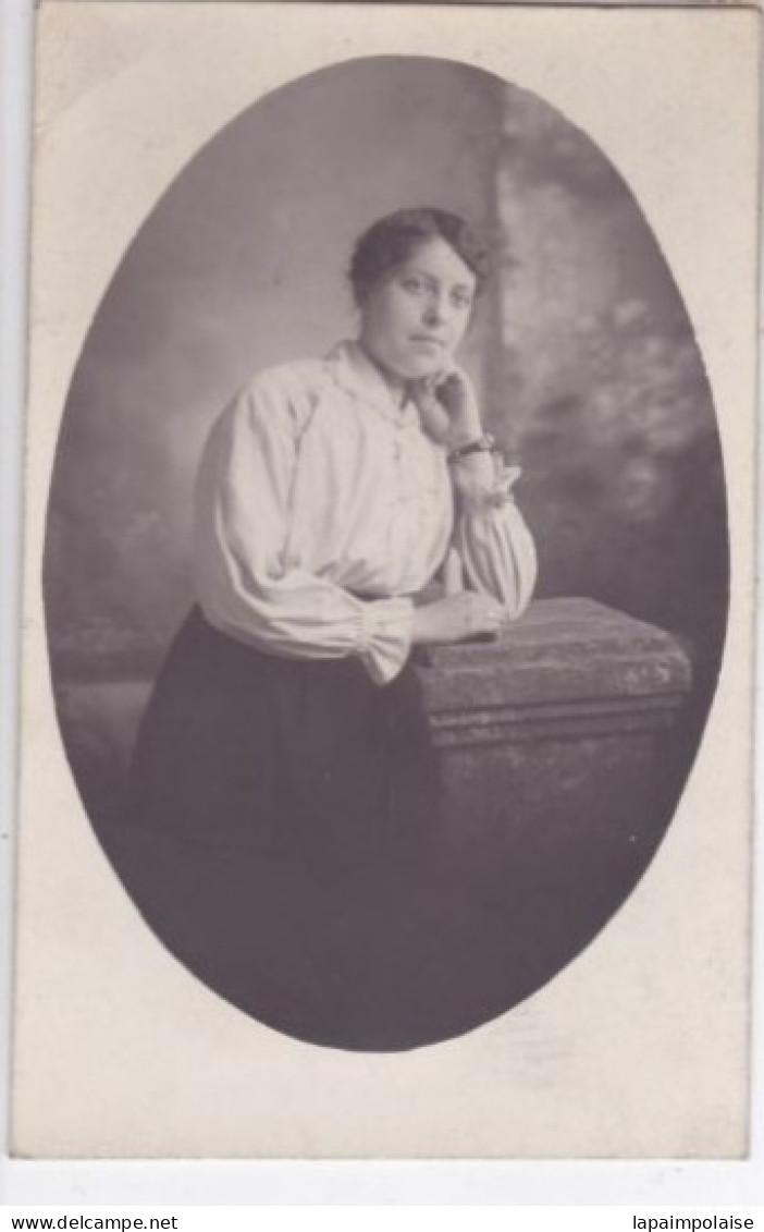 Carte Photo  Portrait D'une Jeune Femme Pensive   Réf 30010 - Geïdentificeerde Personen