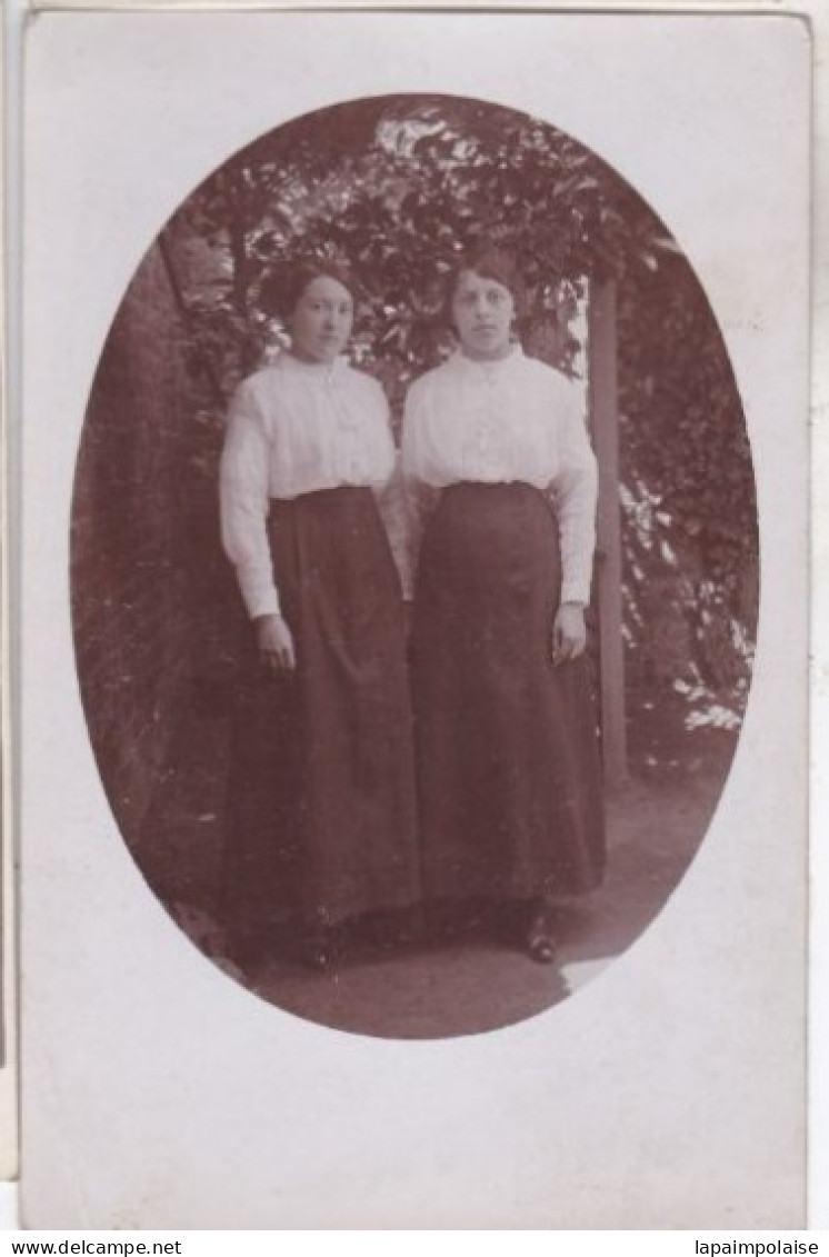 Carte Photo  Deux Jeunes Femmes Dans Un Jardin   Réf 30014 - Personnes Identifiées